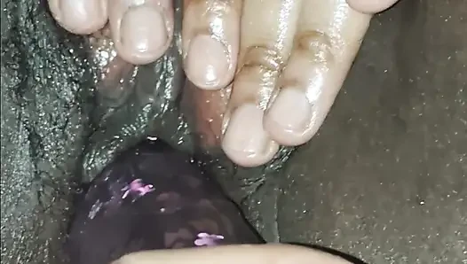 Dildoyla amını okşuyor!