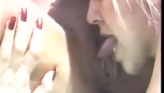 Duo pirang kecokelatan seksi ngentot di pantai dengan strap-on