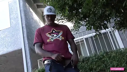 Latina wird mit großem schwarzem schwanz hart gebohrt