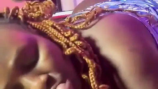 Даю ему глубокие поцелуи в глотку