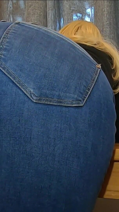 Detik tidak dapat dilupakan dari "Lagi?  Ibu tiri meminjamkan pantat bagusnya dalam seluar jeans untuk melancap dan memancut mani - Shely81"