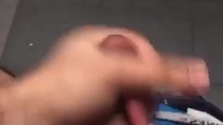 Un pequeño clip de mí masturbándome en una estación de tren