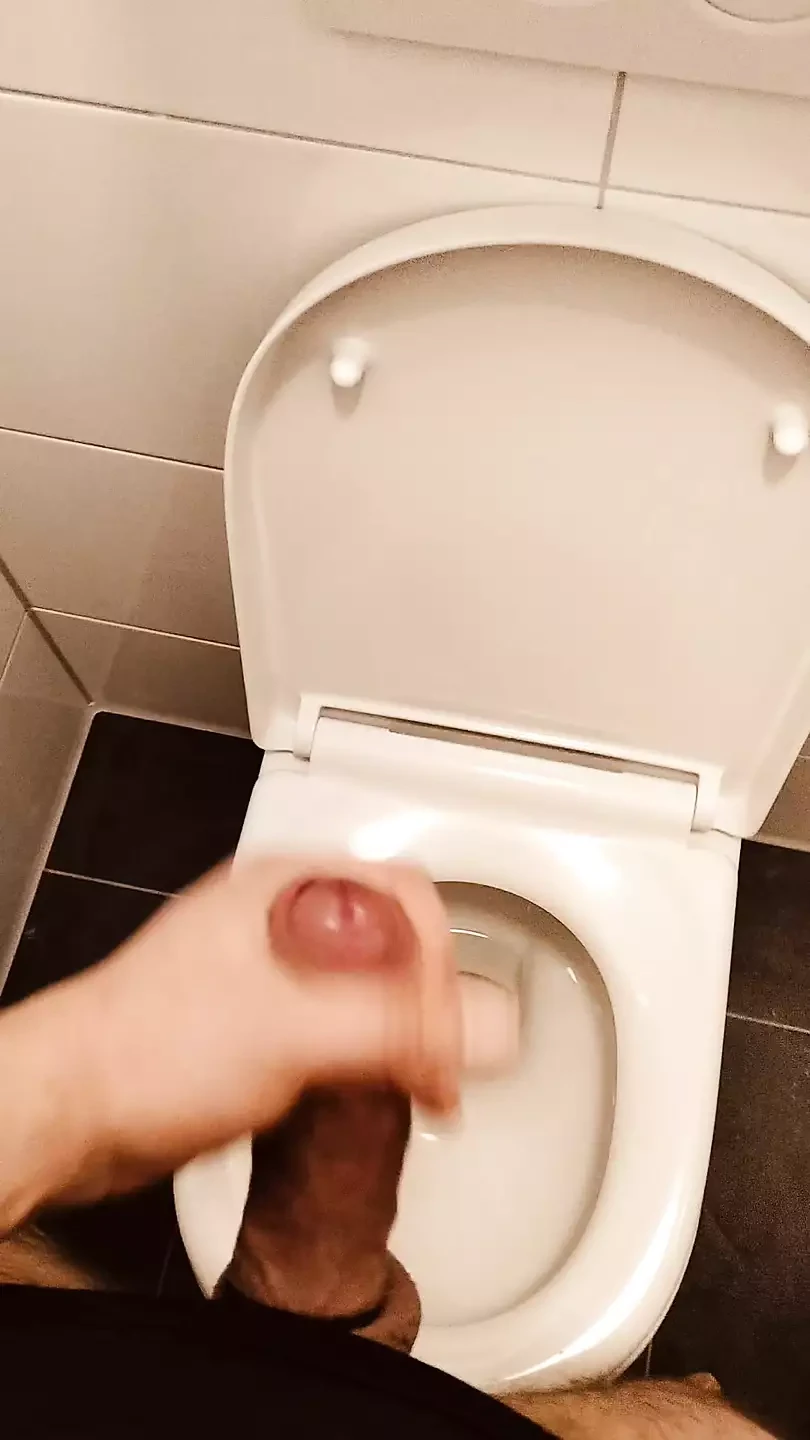Masturbando meu pau branco até gozar
