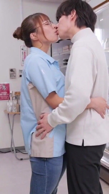 3. deo udate žene koja se jebe do kraja bara je uvek na ivici da bude otpuštena! Upravo tada, veliki nered sa velikim brojem narudžbina za kondom! ? Udata žena part-timer, koja više nema više, bori se da proda kondom! | Klip 1