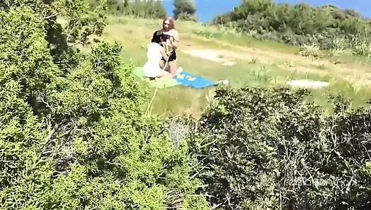 Sasha Rose ve Daniella Margot ateşli açık havada lezbiyen eylemi