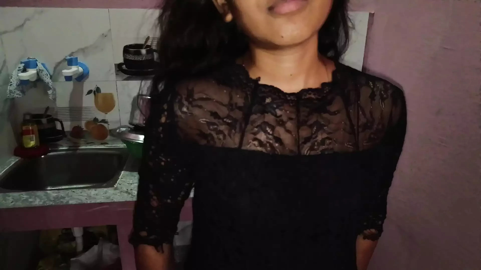 Makan malik kirae ke badle apni tng choot chodna chahta hai. MAKAN MALIK NE KIRAYE K BADLE KYA MANG LIYA!
