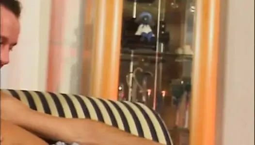 Güzel memeli azgın orta yaşlı seksi kadın sikiliyor ve büyük klasik yarakla göt deliğine boşalıyor