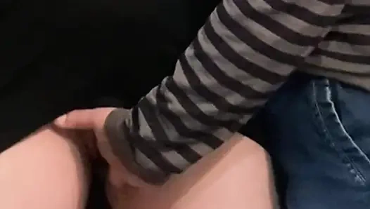 Azgın sapık kız herkesin içinde elbisenin altında parmaklıyor