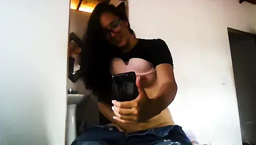 Latin kız herkesin içinde erkek arkadaşı için erotik bir video çekiyor