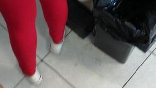 culito en legging rojo