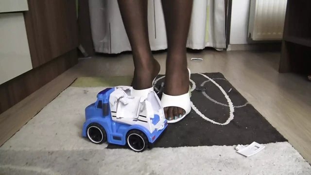 ebony teen princess enjoy crushing
