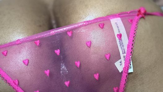 Heißer schwarzer sexy transboy in rosa spitze, tanga necken (vollständiges video)