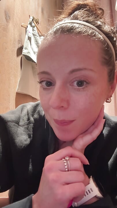 Kommer hardt mens jeg er i garderoben!! Håper jeg ikke blir tatt!