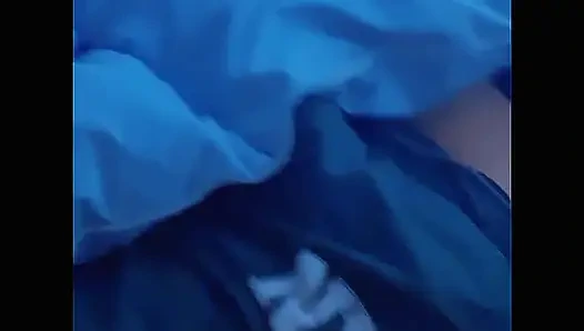 Büyük memeli esmer orta yaşlı seksi üvey annem dinlenirken sürpriz bir şekilde sütümü alıyor.