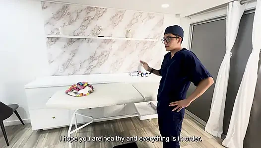 Гинеколог осматривает просторной киску своей фигуристой колумбийской пациентки-милфы большим членом.