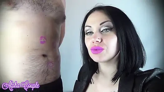 Alex belly, dada, dan pusar dengan ciuman lipstik ungu!