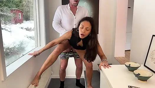 Heiße MILf mit natürlichen möpsen reitet hart, bis sie bei einem orgasmus explodiert