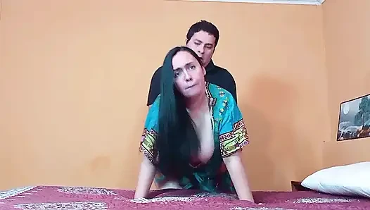 Ich fand eine indische Tante allein zu hause und fickte sie von hinten.