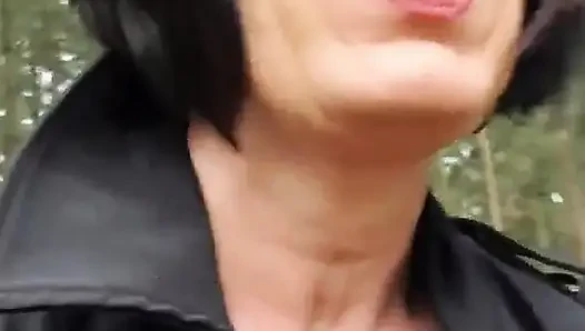 Julie yol kenarında çıplak soyunup su sıçrayarak