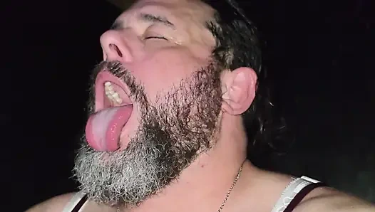 Поглаживаю мой вялый бесполезный хуй на грязном полу взрослого пассажа в видеобудке, где я отсосал Gock через глорихол