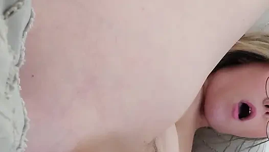 Milf aus NÄCHSTER NÄHE, offen gespreizt