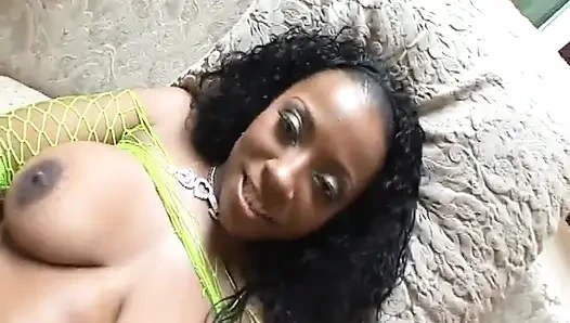 Огромный черный член кончает на симпатичное черное лицо