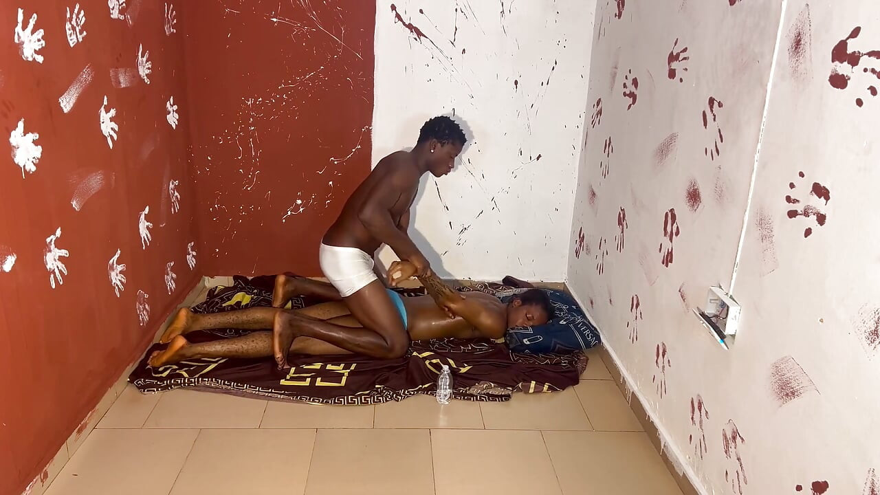 Hetero cara massageando um gay gêmeo