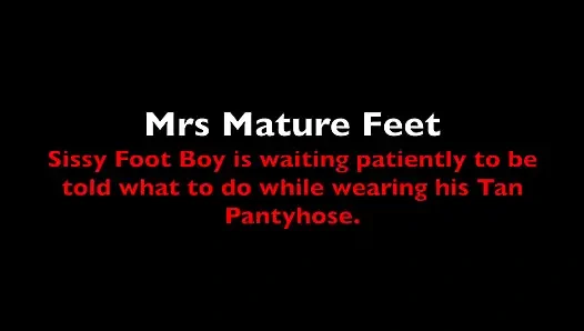 Mrs Mature Feet get her footboy to clean her toes 390