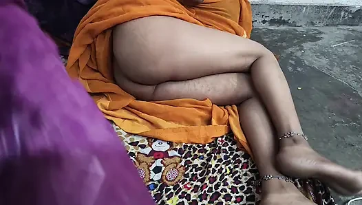 Hintli ateşli evli kadın evde domalarak sikişiyor