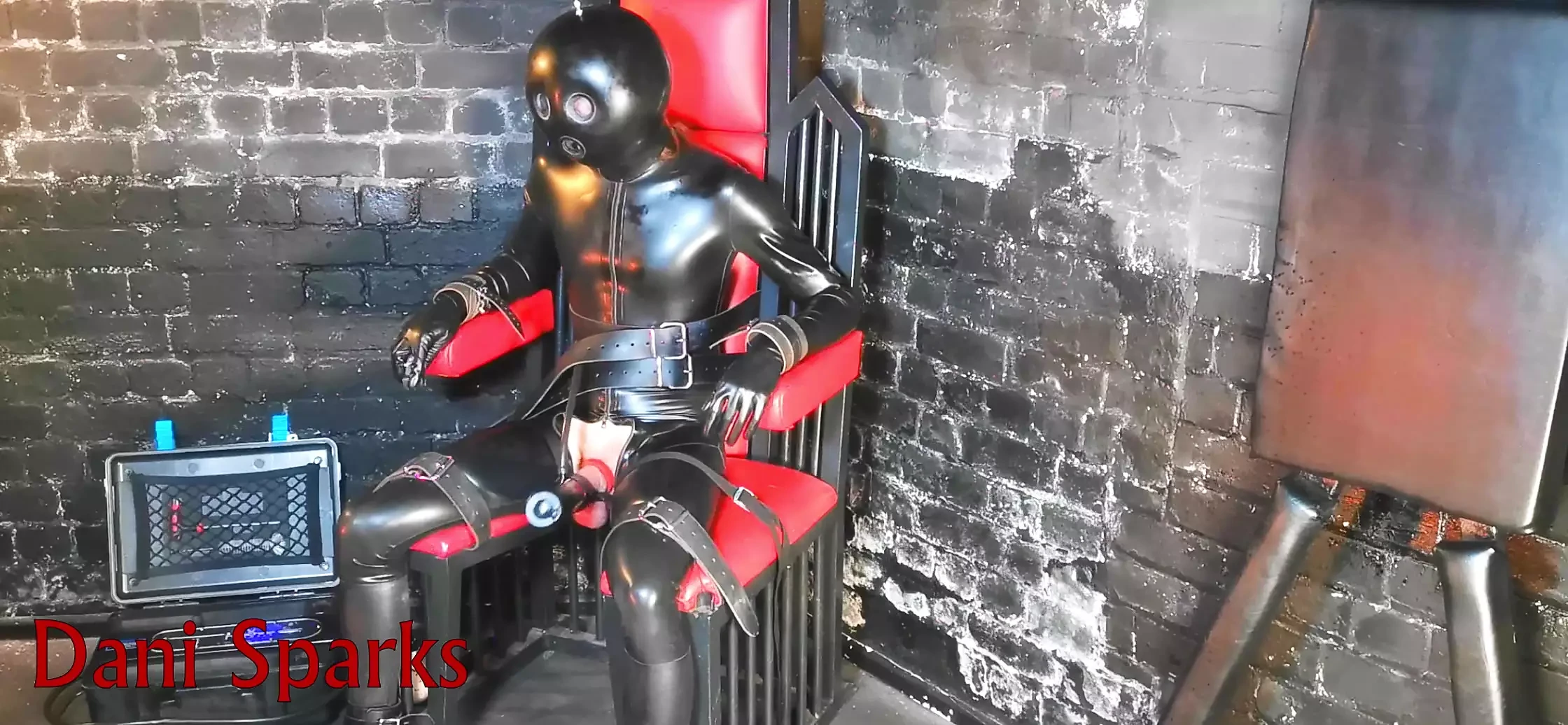 Latex-Gimpe im Melkstuhl gefesselt