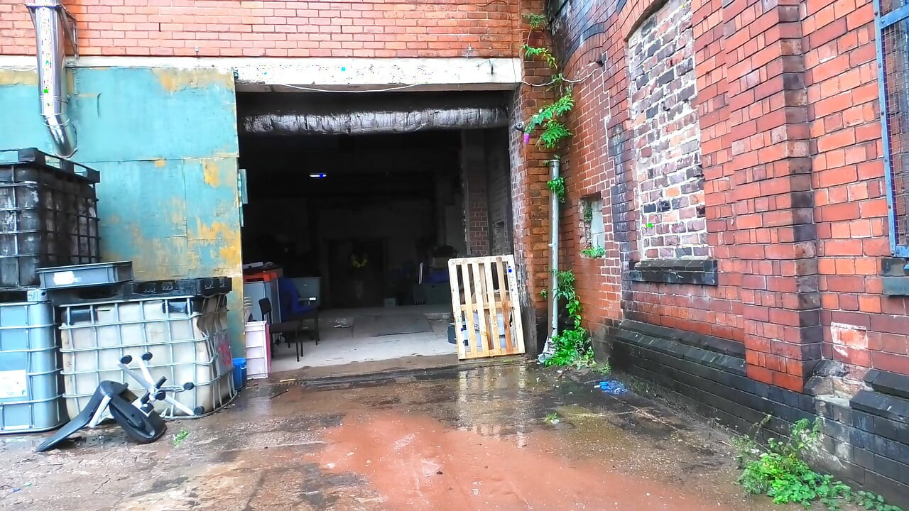 Eu encontrei um estúdio de moda abandonado, a segurança me pegou