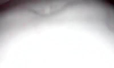 Fată mare și frumoasă pe la spate