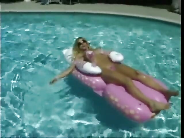 Mamă sexy flămândă care ia o muie adâncă în gât