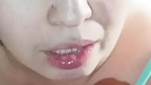 Yeni üvey annem geceleri beni ziyarete geldi ve ağzına gelene kadar bana sakso çekti.