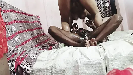 Hot bhabhi ne lal sari aor kali bra. Pahenkar devar ko impress kiya aor devar ke mote land se maza liya
