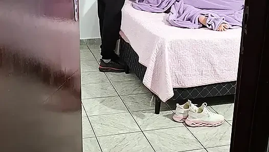 Üvey baba üvey kızının yatması için kıyafetlerini çıkarmasına yardım ediyor.