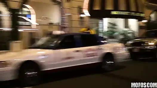 Gerçek sürtük partisi - sarışın Nicole ve Danica vahşi bir araba yolculuğundan sonra açık havada dağınık bir üçlü grup seks ve yüze boşalma için alınıyor