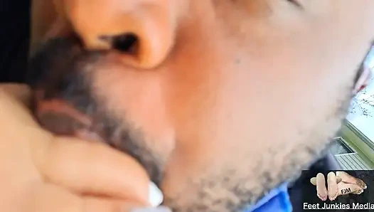 Sunny12s profesyonel masöze gecikmiş ayak masajı yapıyor ve ayak emiyor