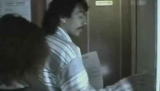 Kocaman doğal göğüslere sahip sevimli bir genç