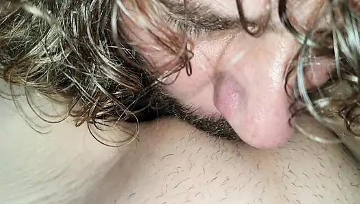 Лизать, сосать, трахаться. Он заставляет меня кончать так красиво, что мне приходится давать ему сквиртовать внутрь меня. Creampie 1 из 4