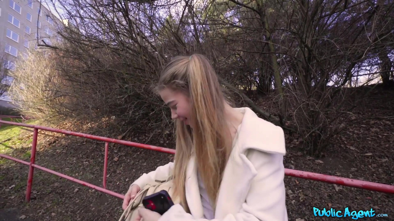 Public Agent - 娇小的西班牙18岁少女，阴户流白浆，身材苗条，在大学数学上遇到了麻烦