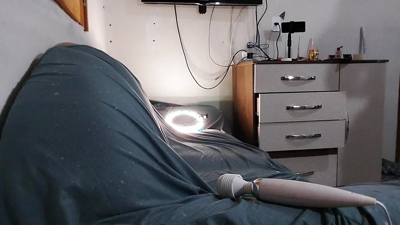 Kleine teef houdt echt van neuken en is niet tevreden met haar man die thuis haar poesje aan andere mannen geeft en haar poesje geeft