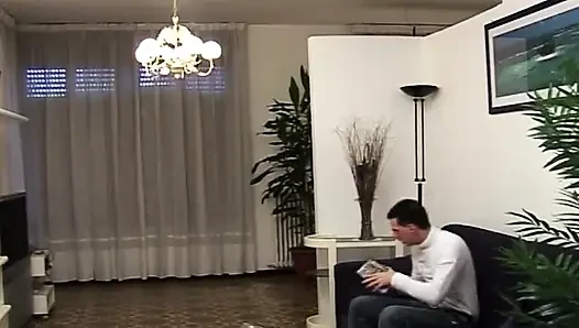 Geiles schätzchen mit MILF-brille lutscht und reitet dicken schwanz wild