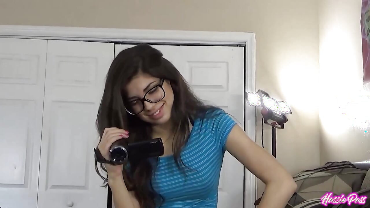 Gözlüklü asosyal genç kız Ava Taylor yüze boşalmak için gırtlağına kadar sikiliyor