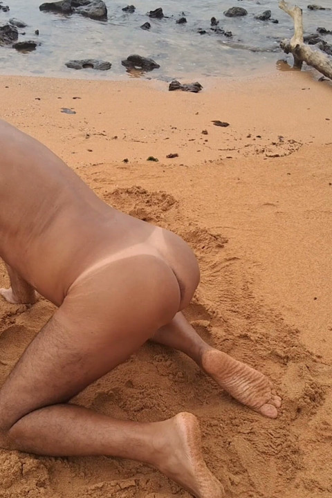 Ladysilva naked on the beach