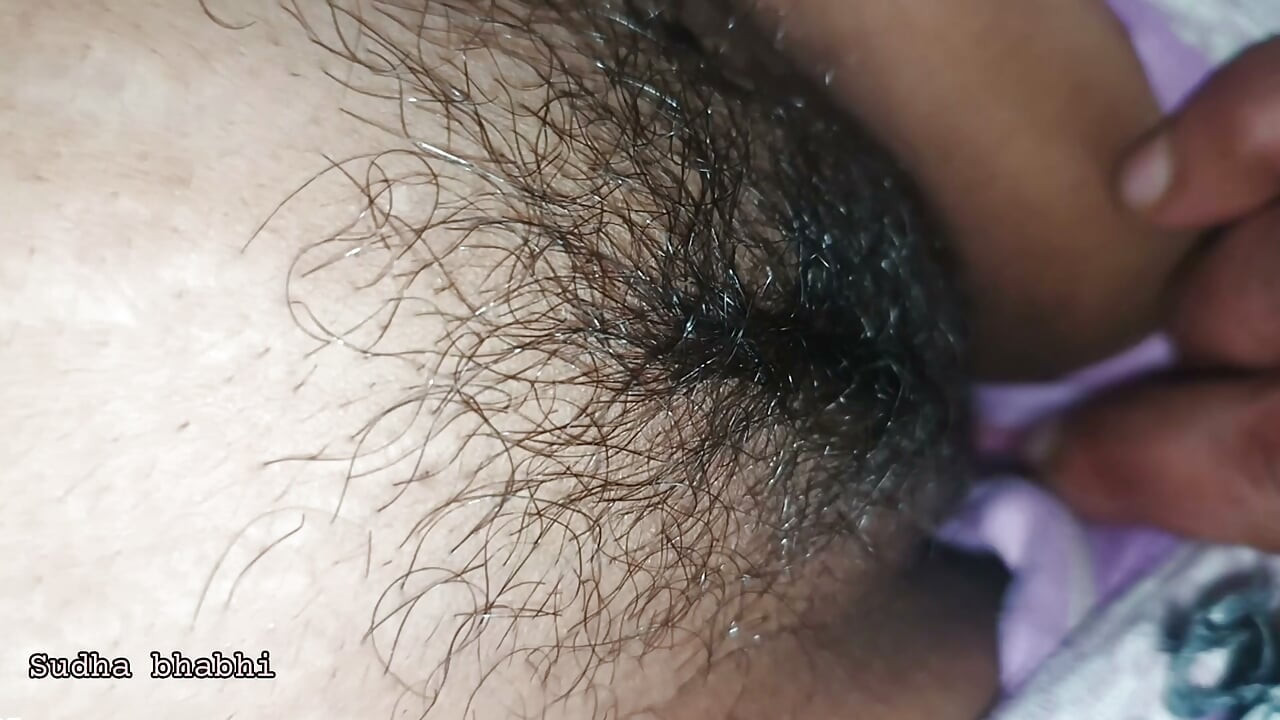 그녀의 의붓오빠는 의붓여동생이 방에 있을 때 밤에 그녀에게 무슨 짓을 했을까?