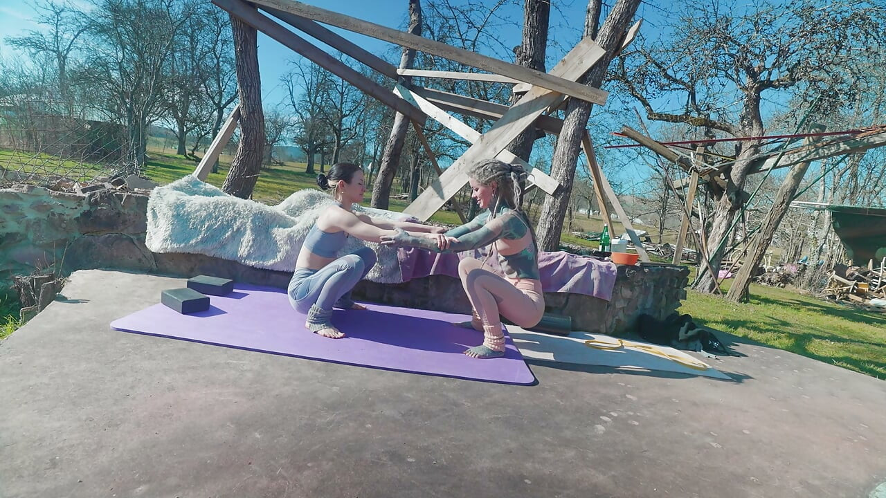 Instrucțiuni de masturbare - Voyeur - întindere în yogapants cu Anuskatzz - versiune în engleză