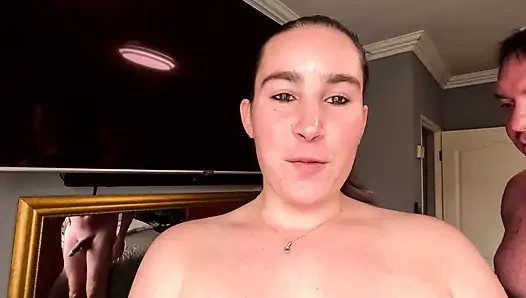 Sadakatsiz ateşli evli kadın yarak düşkünü kocaya sakso çekiyor ve yüzüne boşalıyor