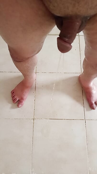 Ich pisse, dann setze ich mich in meine Pisse und lege mich dann in meine Pisse