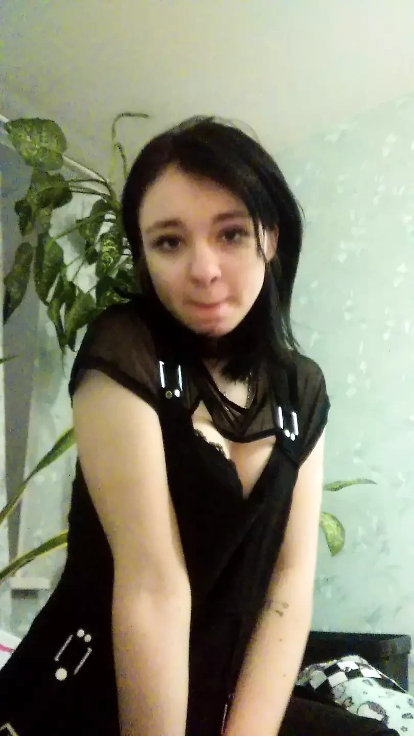 穿着漂亮的黑色内衣的家庭脱衣舞